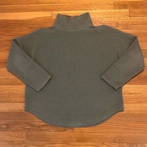 Vineyard Vines, mock neck fleece sweater. Size Medium.